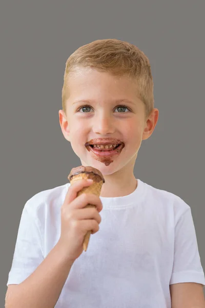 Bambino Bambino Tenere Gelato Cioccolato Cialde Cono Isolato Sfondo Grigio — Foto Stock