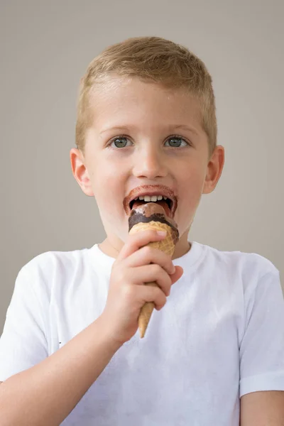 Bambino Bambino Mangiare Gelato Cioccolato Cialde Cono Isolato Sfondo Beige — Foto Stock