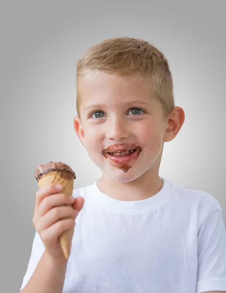 Bambino Bambino Tenere Gelato Cioccolato Cialde Cono Isolato Sfondo Grigio — Foto Stock