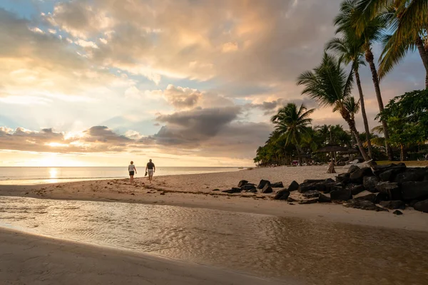 Ett Par Promenader Stranden Vid Solnedgången Flic Flac Beach Mauritius — Stockfoto