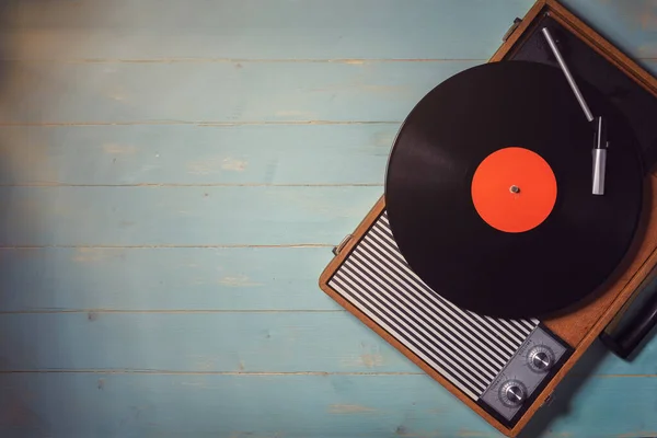 Vecchio Giradischi Degli Anni Con Disco Vinile Tavolo Legno Verde — Foto Stock