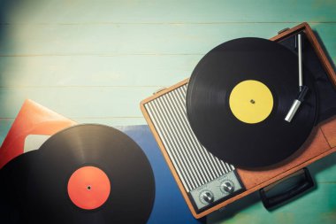 70 'lerden kalma eski bir gramofon. Yeşil ahşap masa, üst manzara ve uzay kopyası plakları var..