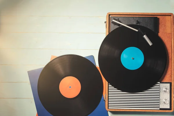 Vintage Grammofon Från Talet Med Vinylskivor Grönt Träbord Ovanifrån Och — Stockfoto