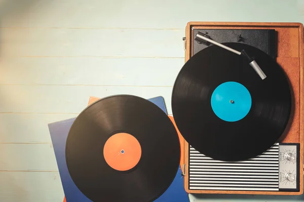 Gramophone Vintage Des Années Avec Disques Vinyle Sur Table Bois — Photo