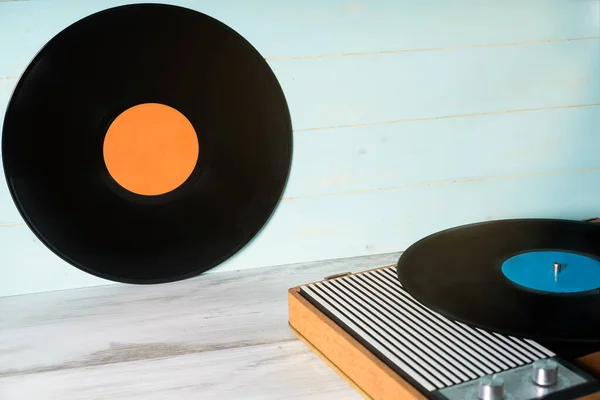 Grabación Vinilo Sobre Fondo Madera Tocadiscos Vintage Estilo Antiguo —  Fotos de Stock