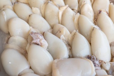 Pazar, deniz ürünleri ve deniz ürünlerinde satılan temiz mürekkep balığı yığını (Sepia officinalis).