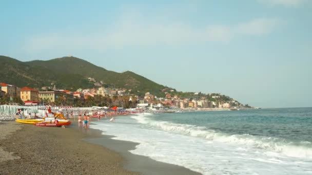 Panorama Della Spiaggia Varazze Con Tutti Suoi Ombrelloni Tipici Giornata — Video Stock