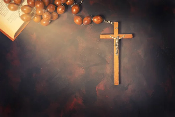 Grote Houten Rozenkrans Kralen Kruisbeeld Kruis Met Jezus Rode Kaars — Stockfoto