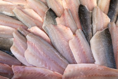 Deniz ürünleri pazarında levrek, sağlıklı yaşam konsepti, diyet..