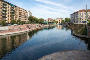 Milan, İtalya-Eylül 29,2020: İnsanlar Naviglio Milano kanalı boyunca yürüyor ve Coronavirus salgını sırasında barlarda dinleniyor (Covid-19) Darsena bölgesi, Milan İtalya.