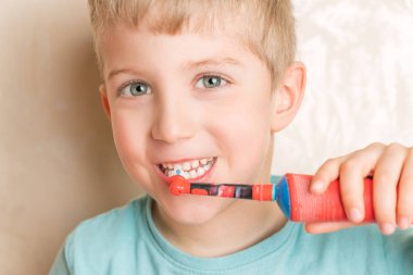 Diş fırçalı küçük bebek, gülümseyen çocuk mutluluk, diş hijyeni ve çocuklar için sağlık, kapatın..