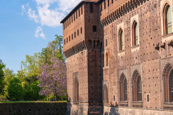 Gamla Medeltida Sforza Slott Detaljer Solig Dag Och Moln Milano — Stockfoto