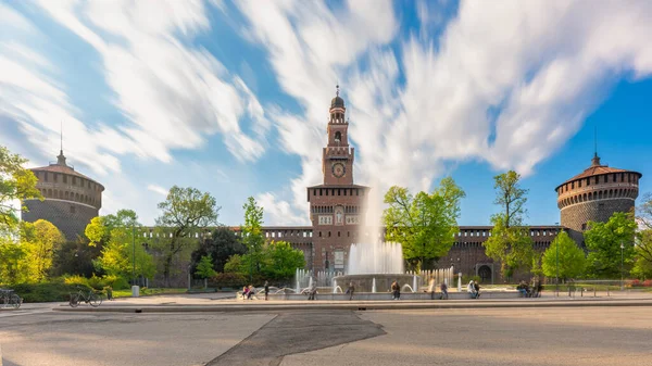 Huvudentrén Till Sforza Slott Sforzesco Slott Och Fontän Framför Den — Stockfoto