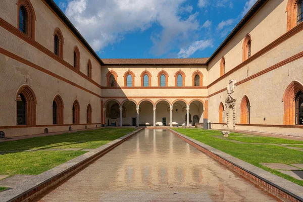 Geweldige Binnenplaats Van Het Kasteel Sforzesco Zonnige Dag Wolken Milaan — Stockfoto