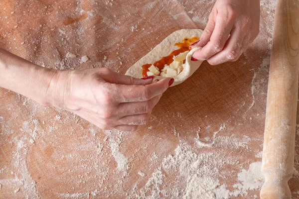 Het Maken Van Deeg Door Vrouwelijke Handen Bruine Tafel Achtergrond — Stockfoto