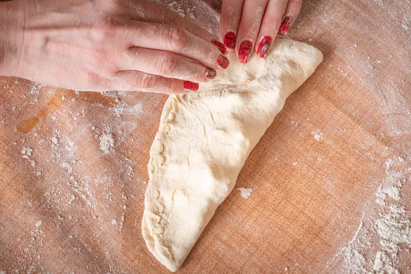 Göra Deg Kvinnliga Händer Brunt Bord Bakgrund Ovanifrån — Stockfoto