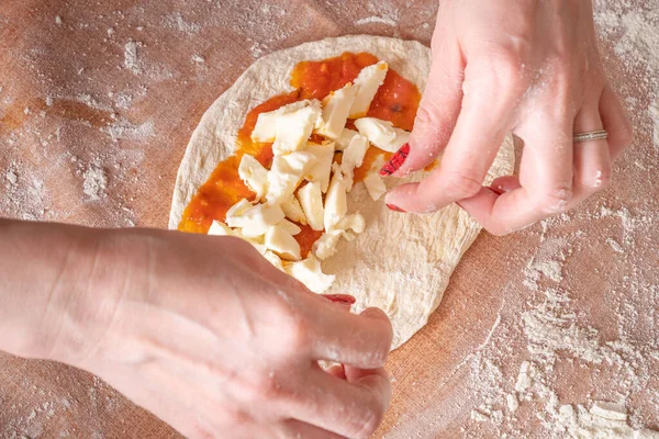 Het Maken Van Deeg Door Vrouwelijke Handen Bruine Tafel Achtergrond — Stockfoto