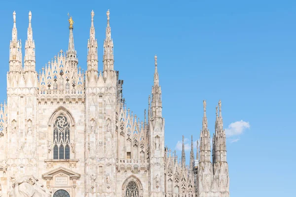 Detalhes Duomo Com Nome Estátua Ouro Madonnina Topo Torre Principal — Fotografia de Stock