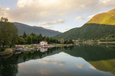 Endine Gölü Panoraması, İtalya 'nın Cavallina Vadisi' ndeki Bergamo yakınlarında yer alır..