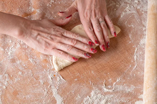 Teigzubereitung Durch Weibliche Hände Brauner Tischhintergrund Blick Von Oben — Stockfoto