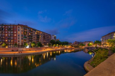 Darsena Naviglio Grande 'nin akşamları. Şehrin ışıkları ve barlar yandığında ve Milan' ın gece hayatı başladığında, Milano, İtalya.