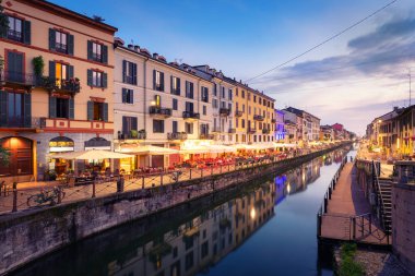 Naviglio Grande Kanalı. Şehrin ışıkları ve barlar yandığında ve Milan 'ın gece hayatı başladığında, Milano, İtalya.