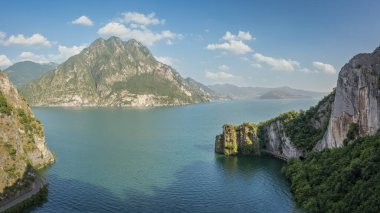 Iseo Gölü 'nün havadan görünüşü, sağ taraftaki Bogn Körfezi Lovere, Bergamo İtalya.