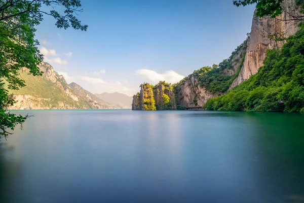 Iseo Gölü 'nün muhteşem manzarası, Lovere yakınlarındaki körfez, uzun pozlu fotoğraf, İtalya