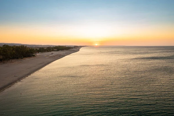 Luftaufnahme Des Schönen Sonnenaufgangs Meer Und Strand Meereslandschaft Und Hügel — Stockfoto