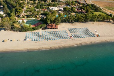 Güneşli bir günde güneşli bir günde güneşli deniz ve sahil manzaralı, deniz manzaralı dağ manzaralı, Simeri Mare, Calabria, Güney İtalya