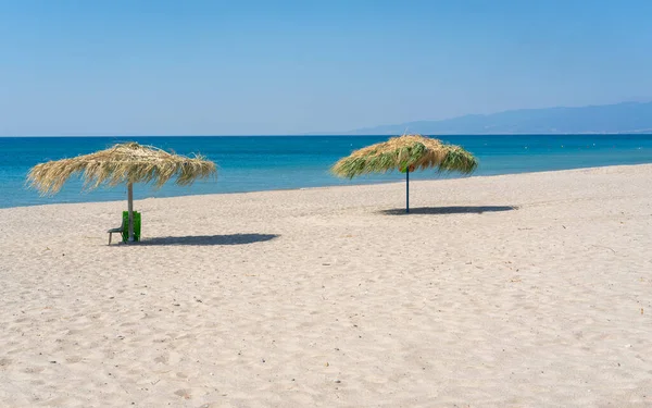 Dos Paraguas Playa Playa Arena Mar Mediterráneo Calabria Italia — Foto de Stock