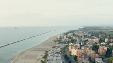 Şemsiyeler ve gazeosla kumlu sahilin hava görüntüsü. Lido Adriano kasabası, Adriyatik kıyısı, Emilia Romagna, İtalya.