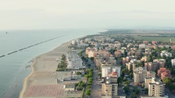 Luftaufnahme Des Sandstrandes Mit Sonnenschirmen Und Pavillons Sommerferienkonzept Stadt Lido — Stockvideo