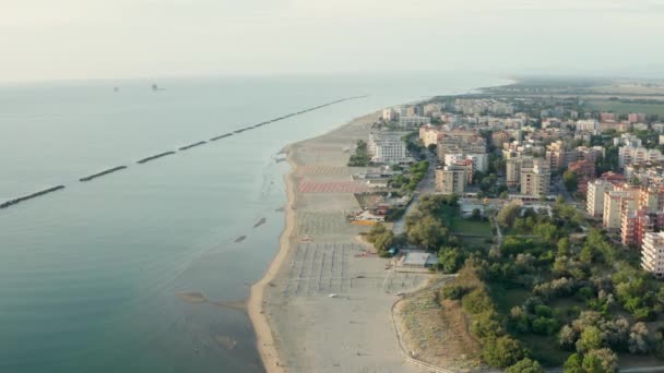 带有遮阳伞和护目镜的沙滩的空中拍摄 暑假概念 意大利埃米莉亚罗马纳 亚得里亚海岸 Lido Adriano镇 — 图库视频影像