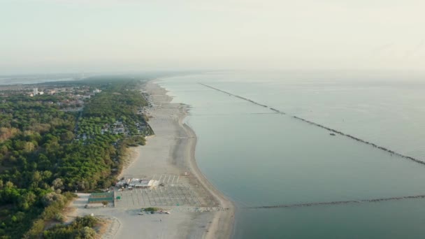 带有遮阳伞和护目镜的沙滩的空中拍摄 暑假概念 意大利埃米莉亚罗马纳 亚得里亚海岸 Lido Adriano镇 — 图库视频影像