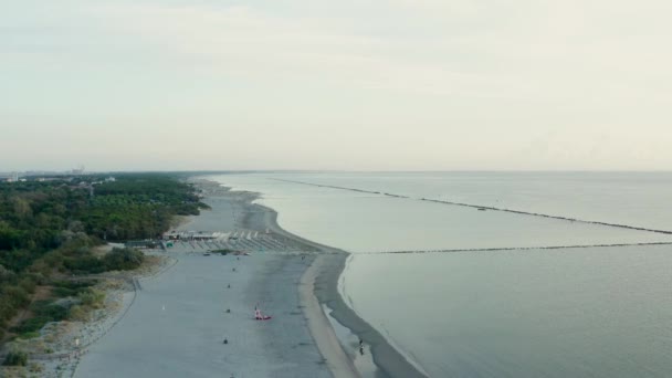 Luftaufnahme Des Sandstrandes Mit Sonnenschirmen Und Pavillons Sommerferienkonzept Stadt Lido — Stockvideo