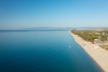 Güneşli bir günde güzel deniz ve sahil manzarası, sırt üstü deniz manzarası ve tepe, Simeri Mare, Calabria, Güney İtalya
