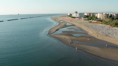 Şemsiyeler ve gazeosla kumlu sahilin hava görüntüsü. Lido Adriano kasabası, Adriyatik kıyısı, Emilia Romagna, İtalya.