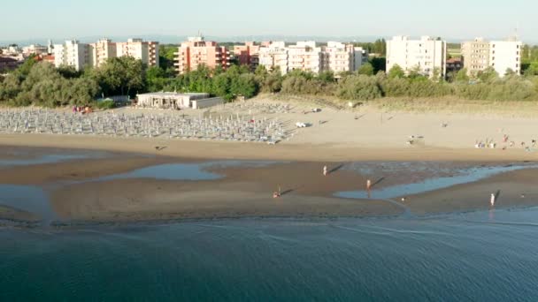 Flygfoto Sandstrand Med Parasoller Och Gazebos Sommar Semester Koncept Lido — Stockvideo