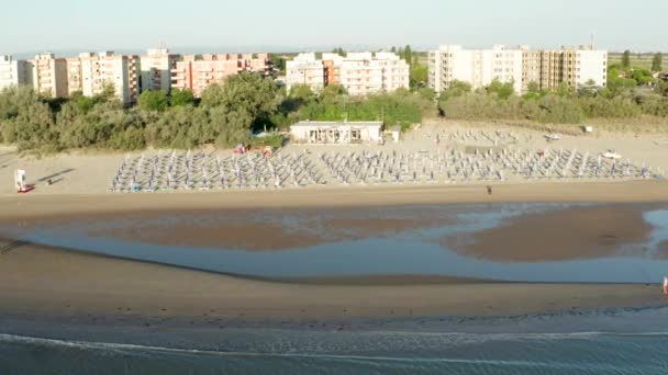 Vista Aérea Playa Arena Con Sombrillas Gazebos Summer Vacaciones Concept — Vídeo de stock