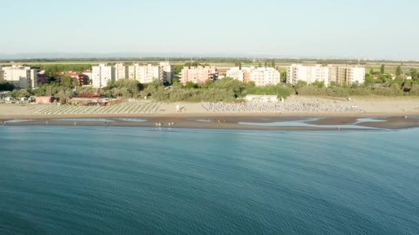 Αεροφωτογραφία Της Αμμώδους Παραλίας Ομπρέλες Και Κιόσκιο Καλοκαιρινές Διακοπές Έννοια — Αρχείο Βίντεο