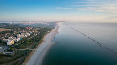 Şemsiyeler ve gazeosla kumlu sahilin hava görüntüsü. Lido Adriano kasabası, Adriyatik kıyısı, Emilia Romagna, İtalya.