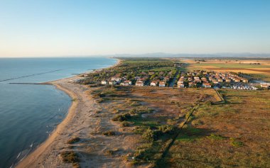 Adriyatik 'in hava manzarası. Lido di Dante Town, Akdeniz, Emilia Romagna, İtalya.