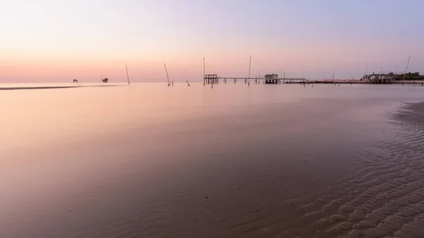 Landschaftsaufnahme Von Fischerhütten Fluss Bei Sonnenaufgang Mit Typisch Italienischer Fischermaschine — Stockfoto