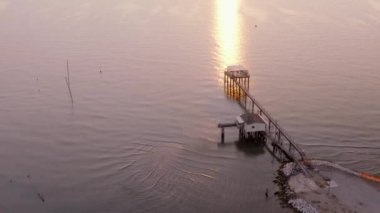 Nehirdeki balıkçı kulübelerinin gündoğumunda, tipik bir İtalyan balıkçı teknesi olan 