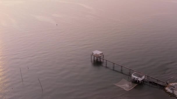 在日出时用典型的意大利捕鱼机 Trabucco 在河上的渔舍空中拍摄 Lido Dante Fiumi Uniti Ravenna在Comacchio山谷附近 — 图库视频影像