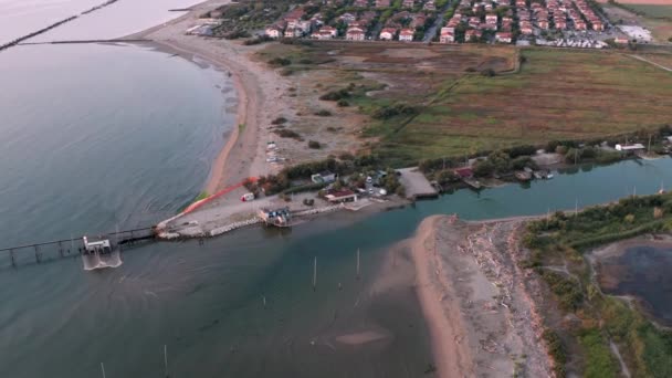 用典型的意大利捕鱼机 Trabucco Lido Dante Fiumi Uniti Ravenna Comacchio山谷附近的渔舍空中景观 — 图库视频影像