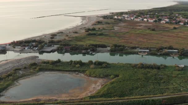 用典型的意大利捕鱼机 Trabucco Lido Dante Fiumi Uniti Ravenna Comacchio山谷附近的渔舍空中景观 — 图库视频影像