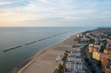 Şemsiyeler ve gazeosla kumlu sahilin hava görüntüsü. Lido Adriano kasabası, Adriyatik kıyısı, Emilia Romagna, İtalya.