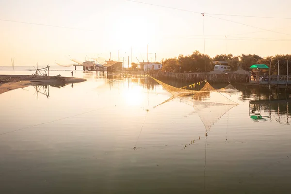 Güneş Doğarken Nehirdeki Balıkçı Kulübelerinin Panorama Görüntüsü Trabucco Lido Dante — Stok fotoğraf